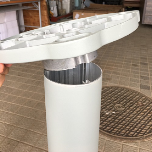 ②底板を下段ポールに乗せる