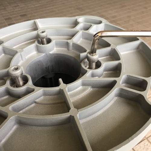 ⑤ネジを付属レンジで締める