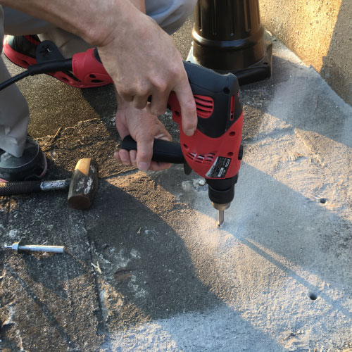 ①コンクリートに穴をあける　