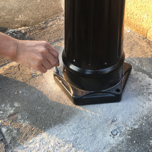 ③ビスを差し込む